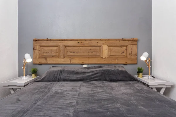 Modernes Schlafzimmer Mit Kissen Und Einem Bett Für Touristen Frontal — Stockfoto