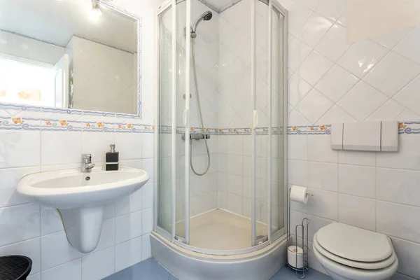 宾馆内设有淋浴的现代化厕所 — 图库照片