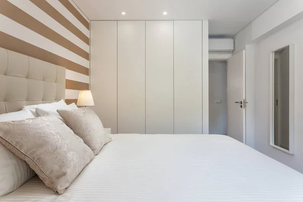 Moderne Slaapkamer Met Kussens Een Bed Voor Toeristen — Stockfoto