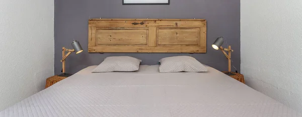 Yastıklı Modern Yatak Odası Turistler Için Yatak Önden — Stok fotoğraf