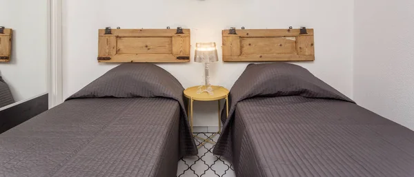 Yastıklı Modern Yatak Odası Turistler Için Yatak Önden — Stok fotoğraf