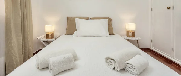 Dormitorio Moderno Con Almohadas Una Cama Para Los Turistas Frontalmente — Foto de Stock