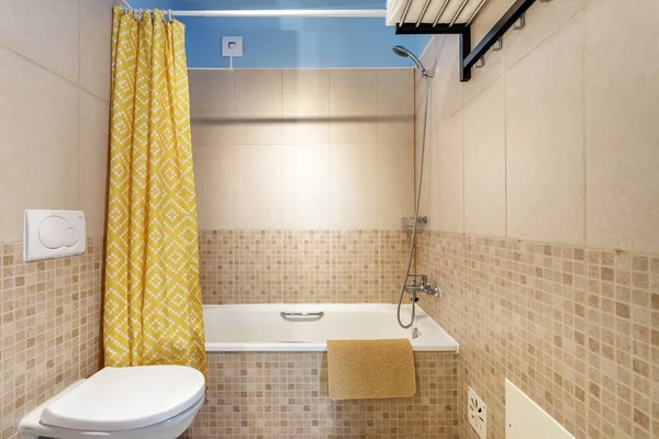 Otelde Küveti Olan Modern Bir Banyo — Stok fotoğraf