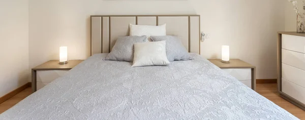 Dormitorio Moderno Con Almohadas Una Cama Para Los Turistas Frontalmente —  Fotos de Stock
