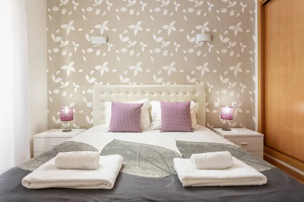 Dormitorio Moderno Con Almohadas Una Cama Para Los Turistas Frontalmente — Foto de Stock
