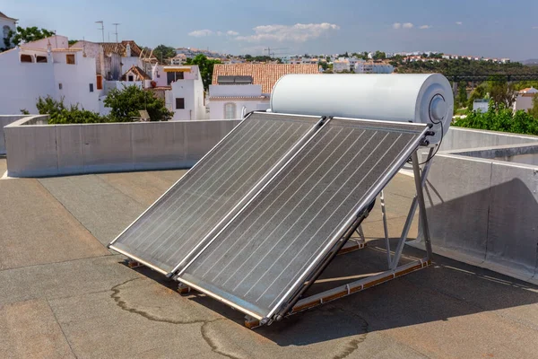 Zonnepanelen Het Dak Van Het Huis Voor Het Verwarmen Van — Stockfoto