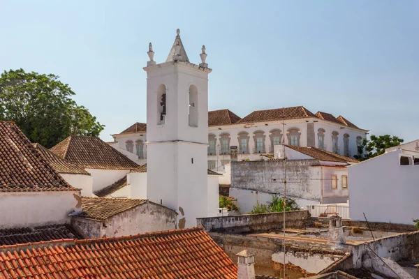 屋根からタビラ村の教会の鐘楼への眺め — ストック写真