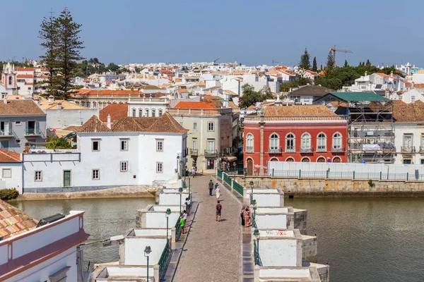 Turisté Procházka Podél Mostu Vesnici Tavira — Stock fotografie