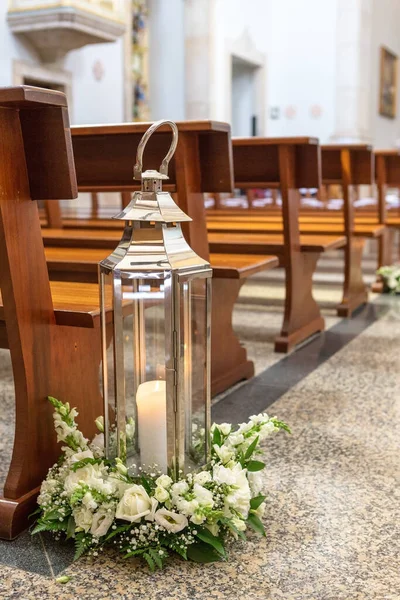 儀式の前に教会の結婚式の装飾 — ストック写真