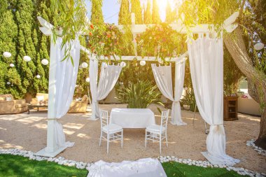 Bahçede bir düğün töreni için manzara. Güneş ışınlarıyla