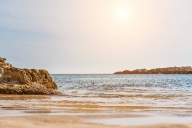 Portekiz 'in güneyinde yaz mevsiminde turistler için bir plaj manzarası.