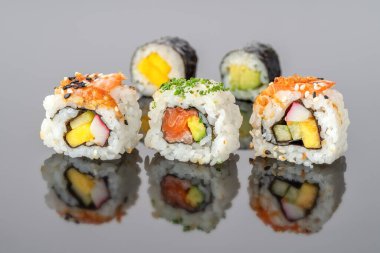 Japon suşisi Uramaki 'yi yakından yansıtıyor.