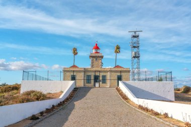 Portekiz 'deki Ponta de Piedade Lagos Burnu' ndaki gemileri yönlendirmek için deniz feneri.