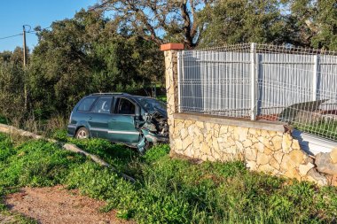 Araba kazadan sonra duvara çarpmış. Sarhoş sürücü.