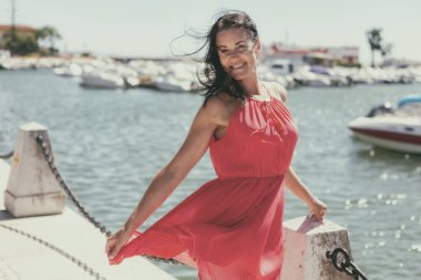 Portekiz, Faro limanında poz veren güzel bir kız.