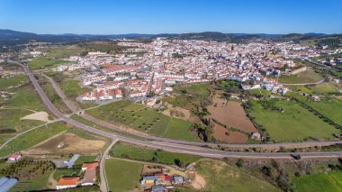 Havadan. Gökyüzünden çekilen tarihi İspanyol köyü Jerez de los Caballeros