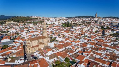 Havadan. Gökyüzünden çekilen tarihi İspanyol köyü Jerez de los Caballeros