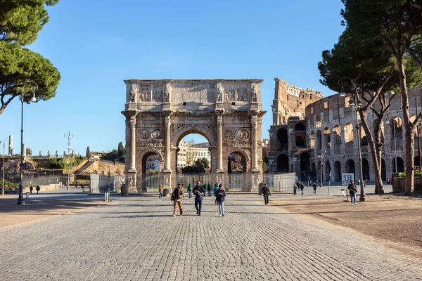 ローマイタリア 2019年3月20日観光客はコンスタンティンアーチの前の路地を歩く — ストック写真