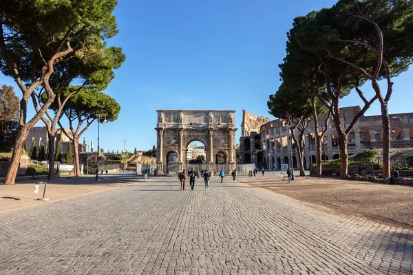 ローマイタリア 2019年3月20日観光客はコンスタンティンアーチの前の路地を歩く — ストック写真