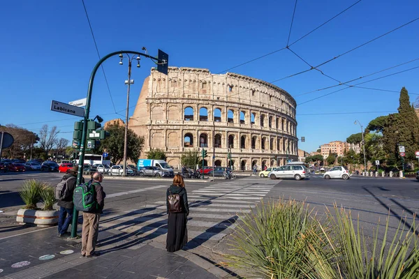 人々はローマのコロシアム記念碑に行くイタリア — ストック写真