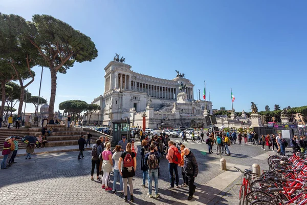 ローマイタリア2019年3月15日 ビクトリア広場の観光客が記念碑の前でガイドに耳を傾ける — ストック写真