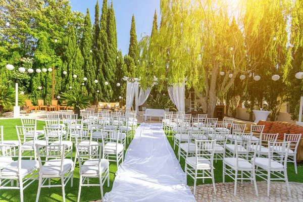 Cenário Para Uma Cerimônia Casamento Jardim Com Raios Sol — Fotografia de Stock