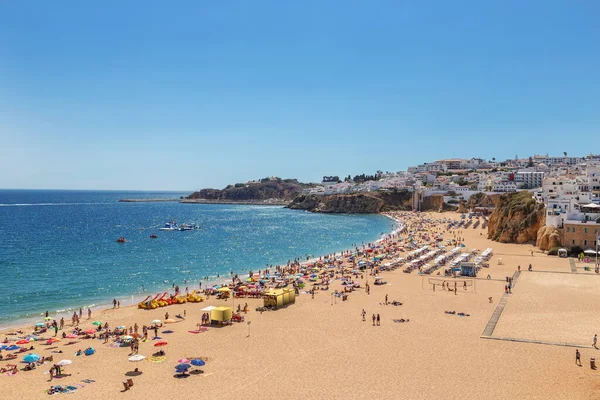 Beroemd Toeristisch Strand Met Vissers Albufeira Portugal — Stockfoto