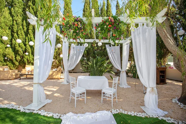 정원에서의 결혼식을 꽃무늬가 — 스톡 사진