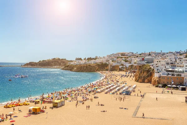 Híres Turista Strand Halászokkal Albufeira Portugália — Stock Fotó