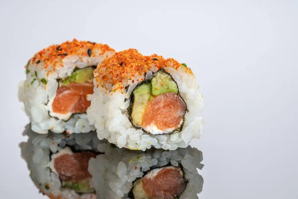 Comida Japonesa Sushi Rollos Uramaki Reflexión Cerca — Foto de Stock