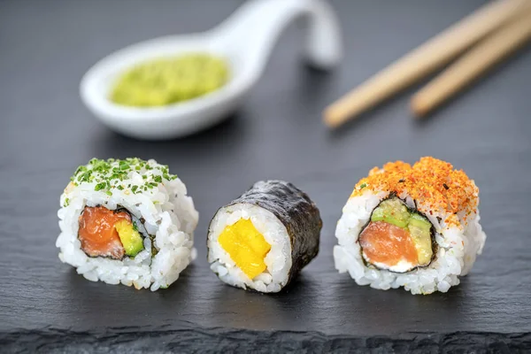 Nourriture Japonaise Sushi Rouleaux Uramaki Vasabi Réflexion — Photo