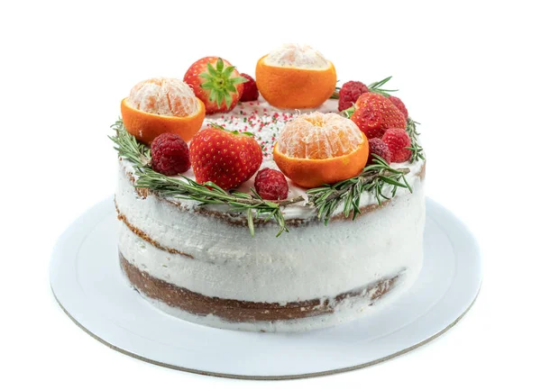 白い背景に果物や装飾から冬の休暇のためのケーキ — ストック写真