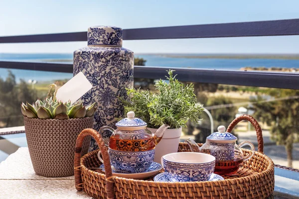 バルコニーでお茶サービスの風景です 海を見下ろす休日のために — ストック写真