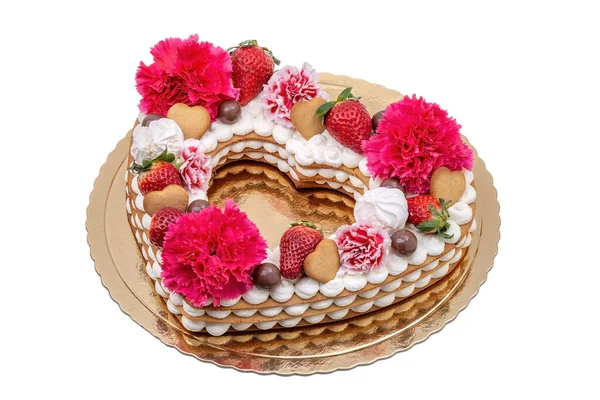 Καρδιά Κέικ Άνθη Γαρύφαλλου Φράουλες Και Μπισκότα — Φωτογραφία Αρχείου