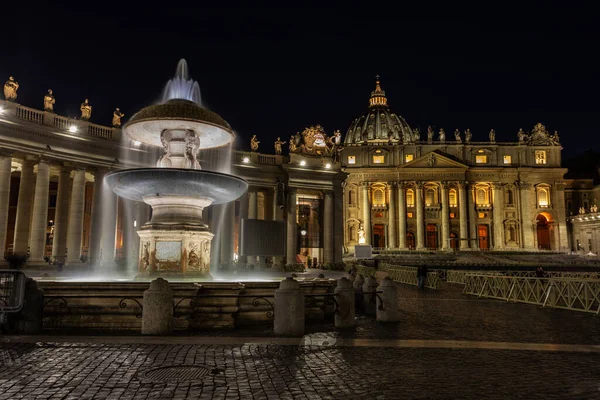 ローマのバチカン市国広場の夜の噴水 — ストック写真