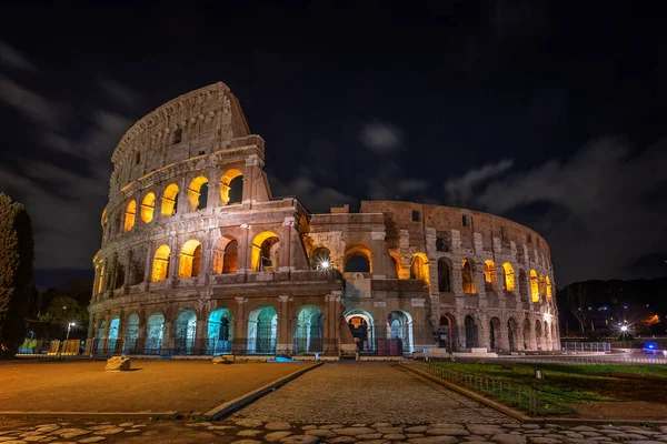 ローマの夜のコロッセオ建築 — ストック写真