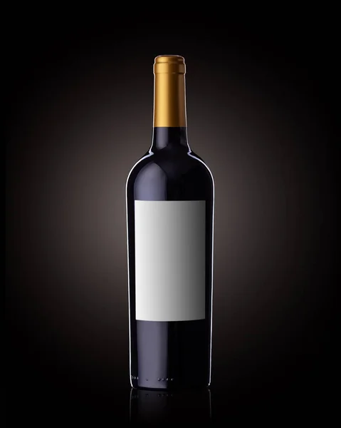 黒の背景に赤ワインのボトル 明確なラベル — ストック写真