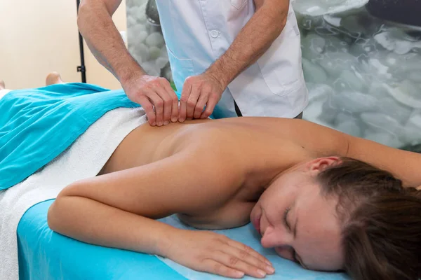 Osteópata Masajea Paciente Espalda Apretando Piel —  Fotos de Stock