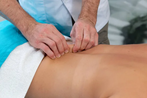 Osteopata Massaggia Paziente Sulla Schiena Stringere Pelle — Foto Stock