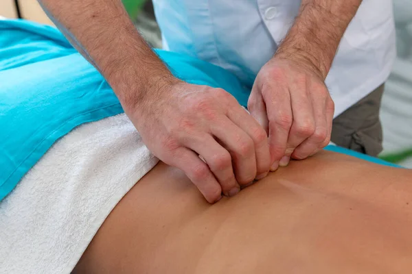 Osteópata Masajea Paciente Espalda Apretando Piel —  Fotos de Stock