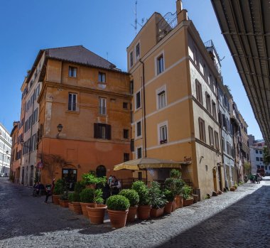22 Şubat 2019, Roma. Turistler İtalya 'daki Coliseum yakınlarındaki barlarda yürüyüp rahatlıyorlar.