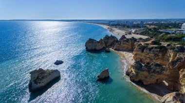 Havadan. Portekiz sahillerinin manzarası Prainha Tres Irmaos. Portimao..