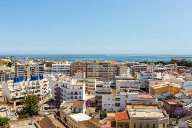 Havadan. Portekiz 'in güneyindeki Faro şehri tepeden görünüyor.