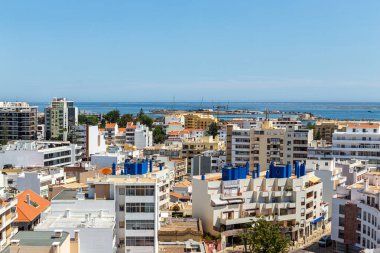 Havadan. Portekiz 'in güneyindeki Faro şehri tepeden görünüyor.