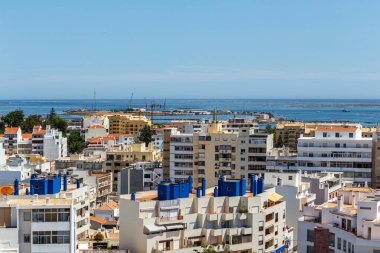 Havadan. Portekiz 'in güneyindeki Faro şehri tepeden görünüyor.