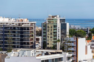 Havadan. Portekiz 'in güneyindeki Faro şehri tepeden görünüyor.