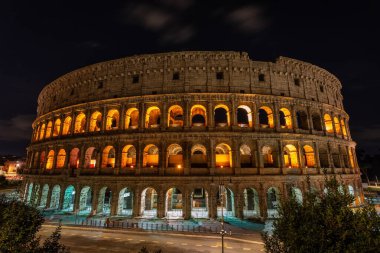 Aydınlanmış gecede Roma 'nın merkezindeki Kolezyum' a İtalyan anıtı