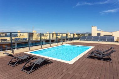 Binanın çatısında turistler için modern havuz