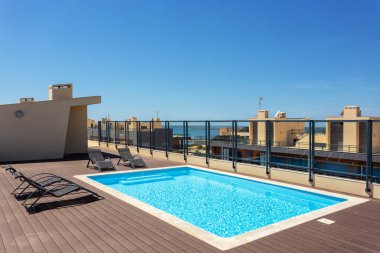 Binanın çatısında turistler için modern havuz