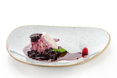 Ahududu ve reçelli tatlı tabağı. Yakın plan.